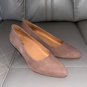 Trotters Kiera Tan Suede Slip On Pumps Heels Shoes Size 7N NIB